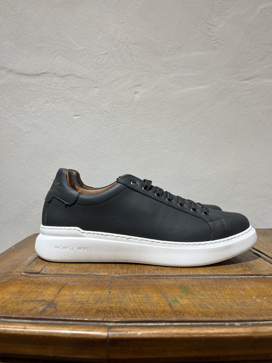 Sneakers Essential nera